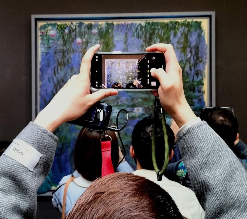 Poster peinture impressionniste présentant une collection d’œuvres emblématiques du Musée d’Orsay, avec des jeux de lumière et des scènes de vie parisienne